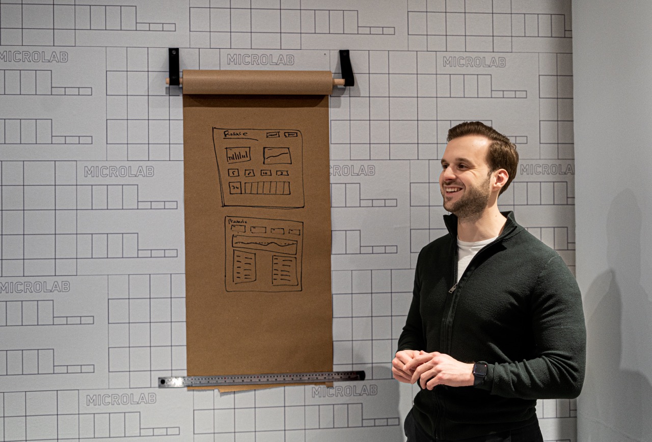 Thomas legt een commerciële analyse uit tijdens een workshop