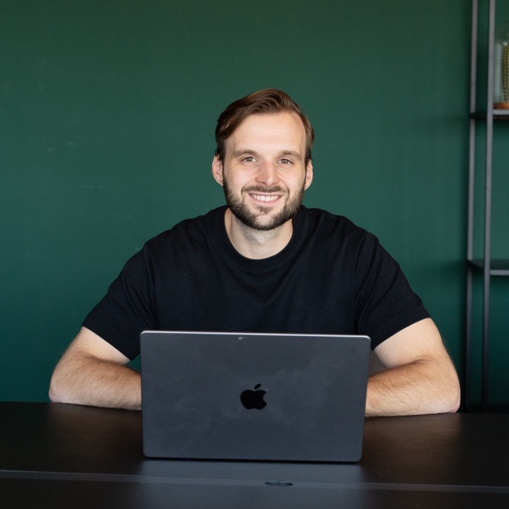 Thomas Varekamp achter zijn laptop
